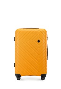 Valise rigide jaune avec un motif en losange, poignée rétractable, poignées supérieure et latérale, et quatre roues pivotantes noires.