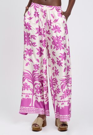 Wijde broekspijpen van een lichtgewicht stof met een roze bloemenpatroon op een crèmekleurige achtergrond; voorzien van een elastische tailleband en zijzakken.