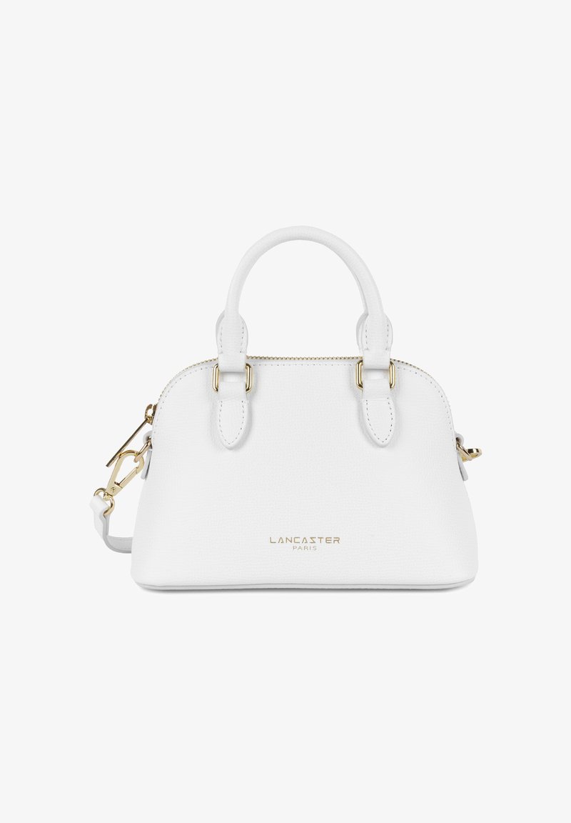 Sac à main Lancaster en cuir blanc avec deux poignées, fermoir à glissière doré, bandoulière amovible et logo "Lancaster Paris" en or sur le devant.