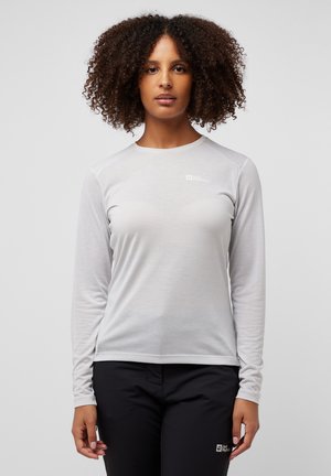Camisetta a maniche lunghe di colore grigio chiaro realizzata in un tessuto liscio e leggero; presenta un piccolo logo sul lato sinistro superiore e un collo a girocollo.