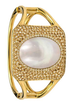 Brazalete de puño de oro con un gran centro ovalado de perla blanca rodeado de pequeños cristales brillantes en un engaste rectangular.