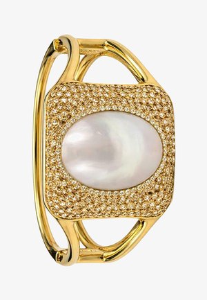 Brazalete de puño de oro con un gran centro ovalado de perla blanca rodeado de pequeños cristales brillantes en un engaste rectangular.