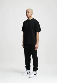 2Y Studios OVERSIZE  - Jednoduché tričko - black