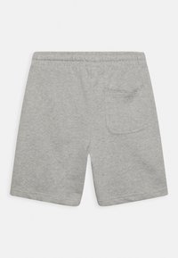 Szare bawełniane szorty z elastycznym pasem, z jednym tylnym kieszonką i miękką teksturą. Brak widocznych wzorów lub elementów metalowych.