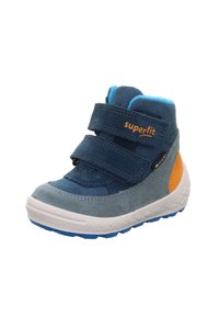 Modré semišové kotníkové boty se dvěma suchými zipy. Mají oranžové detaily a bílou pryžovou podrážku. Texturované materiály pro odolnost.