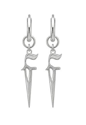 Pendientes de aro de plata con colgantes abstractos en forma de daga, con un detalle curvado cerca de la parte superior de cada colgante.