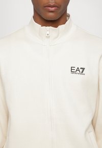 EA7 Emporio Armani TRAIN CORE - Cipzáras pulóver - whitecap gray