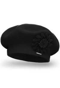 Berretto lavorato a maglia nero con una superficie texturizzata, caratterizzato da un ornamento a forma di fiore in tessuto nero e un piccolo etichetta di marca metallica.