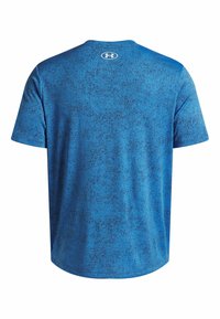 Sinine spordisärk tekstuuri mustriga, lühikesed varrukad, ümaral hem ja väike logo selja kaelaosa peal.