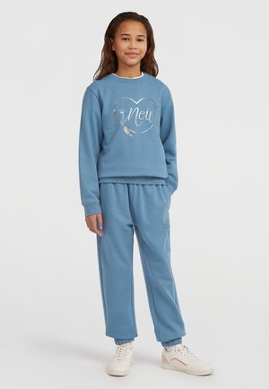 Sudadera de color azul claro con "O'Neill" impreso en plata, combinada con joggers del mismo color azul claro que cuentan con cinturilla y puños elásticos.