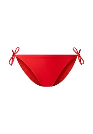 Roter Bikinihöschen mit Seitenschnürungen auf weißem Hintergrund, zeigt glattes Gewebe und schlichtes Design.