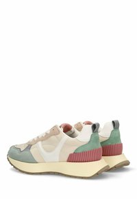 Zapatillas deportivas con una mezcla de ante y cuero en tonos beige claro, verde y rosa. Presentan detalles en blanco y suela de goma texturada con pestaña en el talón gris.