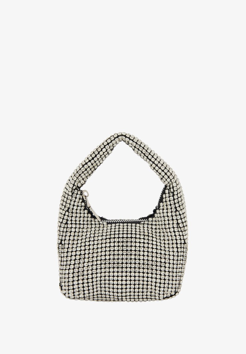 Svart handväska täckt med silverfärgade rhinestones, har ett böjt handtag och dragkedjestängning, med en slät yta och kompakt form.