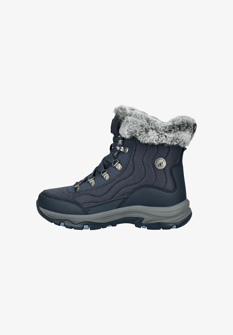 Stivale da trekking navy con fodera in pelliccia sintetica, tessuto testurizzato, occhielli metallici e suola in gomma. Presenta un sottopiede imbottito per il comfort.