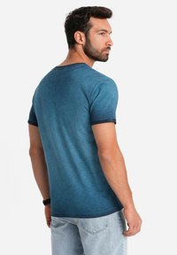 Ombre V-NECK WITH POCKET  - Jednoduché tričko - navy blue