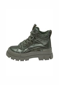 Groene hoge sneakers met een glanzende, gestructureerde afwerking, een gewatteerde kraag en een dikke grijze rubberen zool met een patroon.