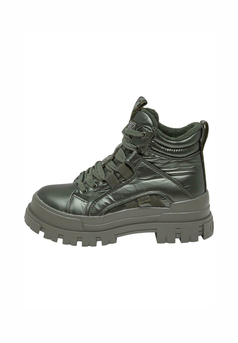 Groene hoge sneakers met een glanzende, gestructureerde afwerking, een gewatteerde kraag en een dikke grijze rubberen zool met een patroon.