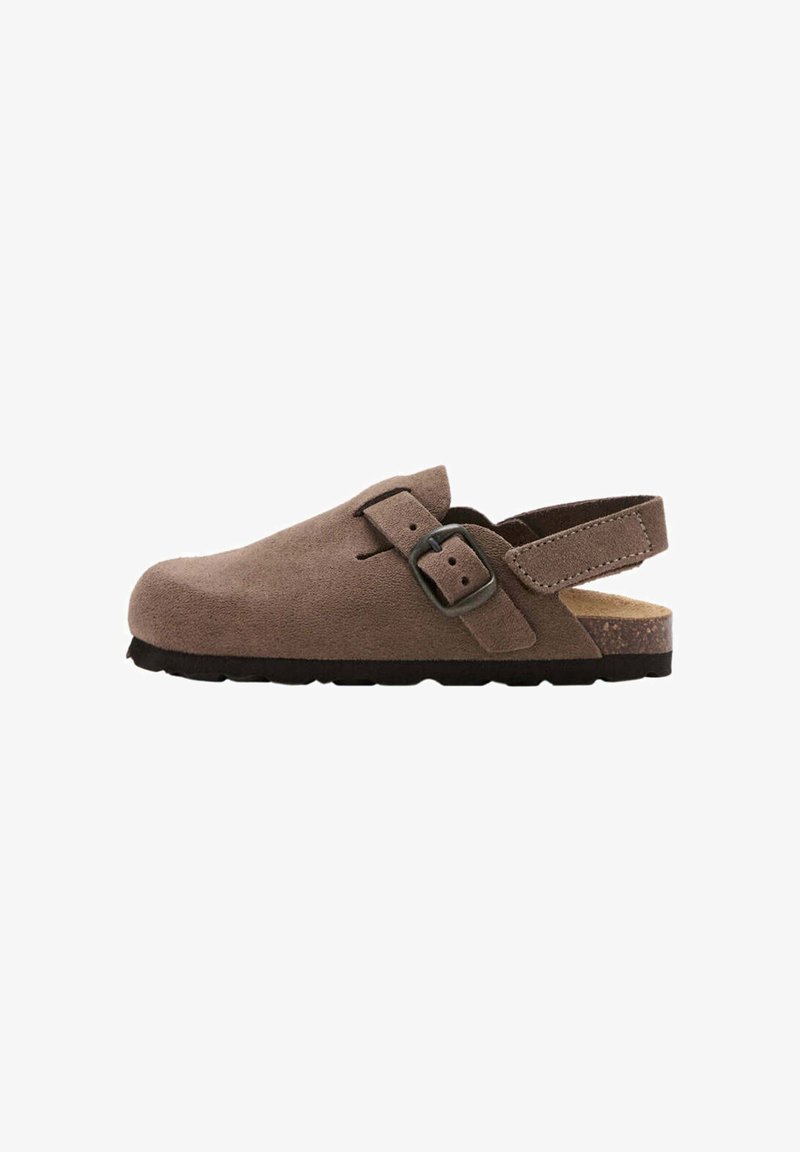 Sabot en daim marron avec bride ajustable et boucle, dos ouvert et semelle en caoutchouc noir.