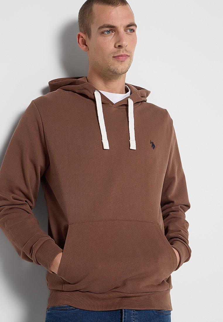 Sudadera marrón con un bolsillo canguro, capucha con cordón y puños acanalados. Presenta un pequeño logotipo en el pecho. Tela de mezcla de algodón suave.