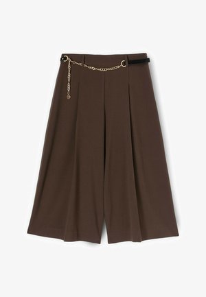 Braune, plissierte Shorts mit einem Gürtel mit goldener Kettenakzent. Hergestellt aus weichem, strukturiertem Stoff mit einer lockeren Passform und weitem Bein.
