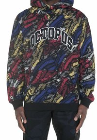 Sudadera negra con patrones ondulados multicolores en rojo, azul, amarillo y blanco, con el texto "OCTOPUS" en letras blancas en negrita.