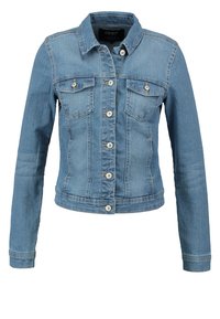 Chaqueta de mezclilla en azul claro, con cuello tipo camisa, cuatro bolsillos frontales, botones plateados y mangas largas con puños abotonados.