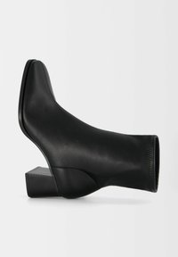Czarny botek na kostkę z gładką, elegancką skórzaną cholewką, kanciastym kształtem i masywnym obcasem na blok. Szwówkazdobienia wzdłuż boków.