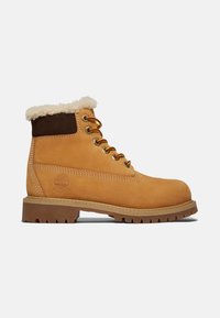 Stivale in pelle marrone chiaro con colletto in suede marrone, fodera in finta pelliccia, lacci gialli e suola robusta. Presenta un logo ad albero sul lato.
