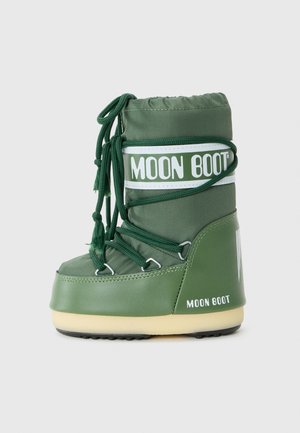 Botte de lune verte imperméable avec un col rembourré, une marque blanche contrastante, un système de laçage et une semelle texturée pour une meilleure adhérence.
