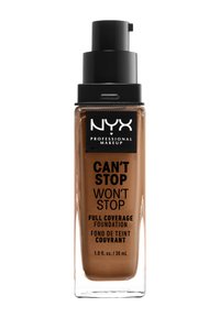 Fond de teint NYX Can't Stop Won't Stop dans un flacon en verre transparent avec un bouchon-pompe noir. Étiquettes en noir et blanc, mettant en avant le nom du produit et ses détails.
