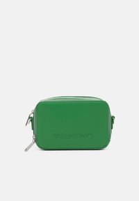 Zelená obdélníková taška Valentino s plastickým logem, stříbrnými dvojitými zipy a odnímatelné popruhy na každé straně.