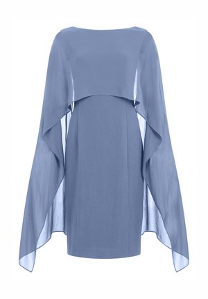 Vestido azul ajustado con detalle de capa asimétrica y transparente que cae sobre los hombros y brazos, silueta a la altura de la rodilla.