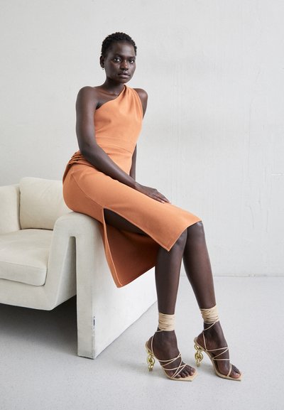 Hervé Léger DRAPED MILANO MIDI DRESS HARDWARE - Φόρεμα σε ίσια γραμμή - ginger