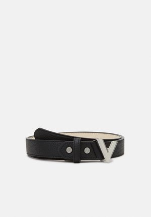 Ceinture en cuir noir enroulée avec une boucle métallique argentée en forme de V et deux petits rivets argentés sur la sangle près de la boucle.
