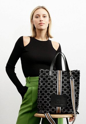 Schwarze Tragetasche mit Logo, geometrischem Muster, doppelten Griffen und gestreiftem Akzent. Hergestellt aus strukturiertem Material mit einem stabilen Boden.