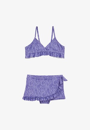 Set de bikini mov, format dintr-un bralette cu volane și dungi de zebră, și o fustă de baie asortată, cu o legătură laterală, realizate dintr-un material elastic.