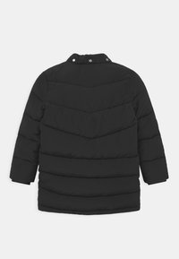 Černá nafouknutá bunda s designem v šikmém prošívání, límcem na patentky a dlouhými rukávy. Hladký, jemný vnější povrch.