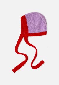 Šaljena otroška kapa v lilasti in rdeči barvi, z okroglim vrhom in rdečimi trakovi. Ima rebrast rob in gladko teksturo.