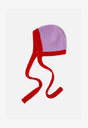 Căciulă tricotată pentru bebeluși în liliac și roșu, cu o cupolă rotundă și șnururi roșii. Are o margine cu striații și o textură netedă.