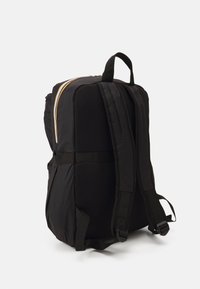 Zaino nero con accenti in rete, spallacci imbottiti e maniglia superiore. Presenta una cerniera multicolore lungo la parte superiore e cinghie laterali regolabili.