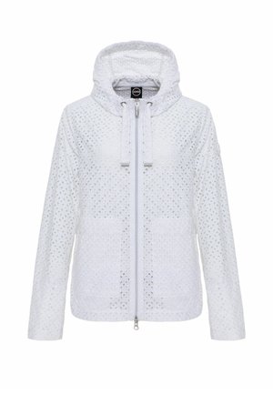 Fehér kapucnis dzseki teljes elülső cipzárral, lyukacsos anyagmintával, húzózsinórokkal és két első zsebbel.