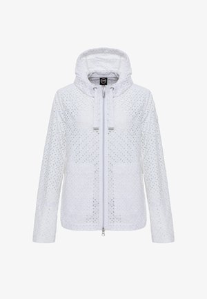 Fehér kapucnis dzseki teljes elülső cipzárral, lyukacsos anyagmintával, húzózsinórokkal és két első zsebbel.