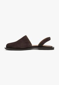 Donkerbruin suede instapschoenen met een open achterkant en een dunne band. Platte zool met een minimalistisch ontwerp en een gladde textuur.