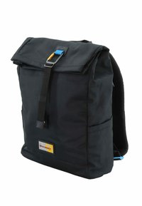 Zaino nero con design a roll-top, dotato di chiusura a fibbia frontale, patch con logo e spallacci imbottiti. Tessuto liscio con tasche laterali.