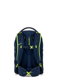 Sac à dos navy avec des accents vert lime ; il est doté de bretelles rembourrées, d'une sangle de poitrine et d'un dos texturé pour le confort.