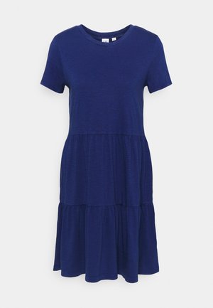 Mörkblå klänning med korta ärmar och rund halsringning, med en volangkjol med samlade texturer och en avslappnad siluett.