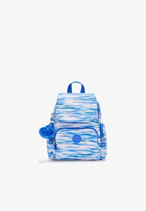 Blauer Rucksack mit Muster, der ein Hauptfach und eine Vordertasche aufweist, mit einem plüschigen blauen Schlüsselanhänger und strukturiertem Stoff.