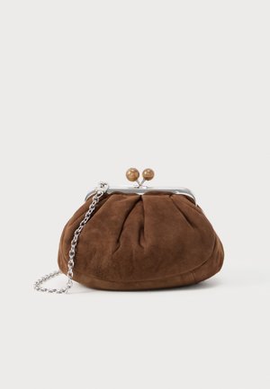 Zachte bruine suède portemonnee met zilverkleurig frame, ronde houten sluiting en zilveren kettingriem op een witte achtergrond.