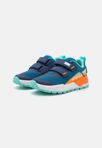 Blå och turkosa mesh-sneakers med kardborreband, med en texturerad sula och orange accenter. GORE-TEX-logotyp på sidan.