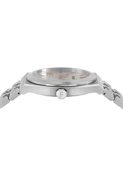Silberne Edelstahl-Uhr mit einem runden, silbernen strukturierten Zifferblatt, roségoldenen Akzenten und einer sechseckigen Krone, die mit "F" gekennzeichnet ist.